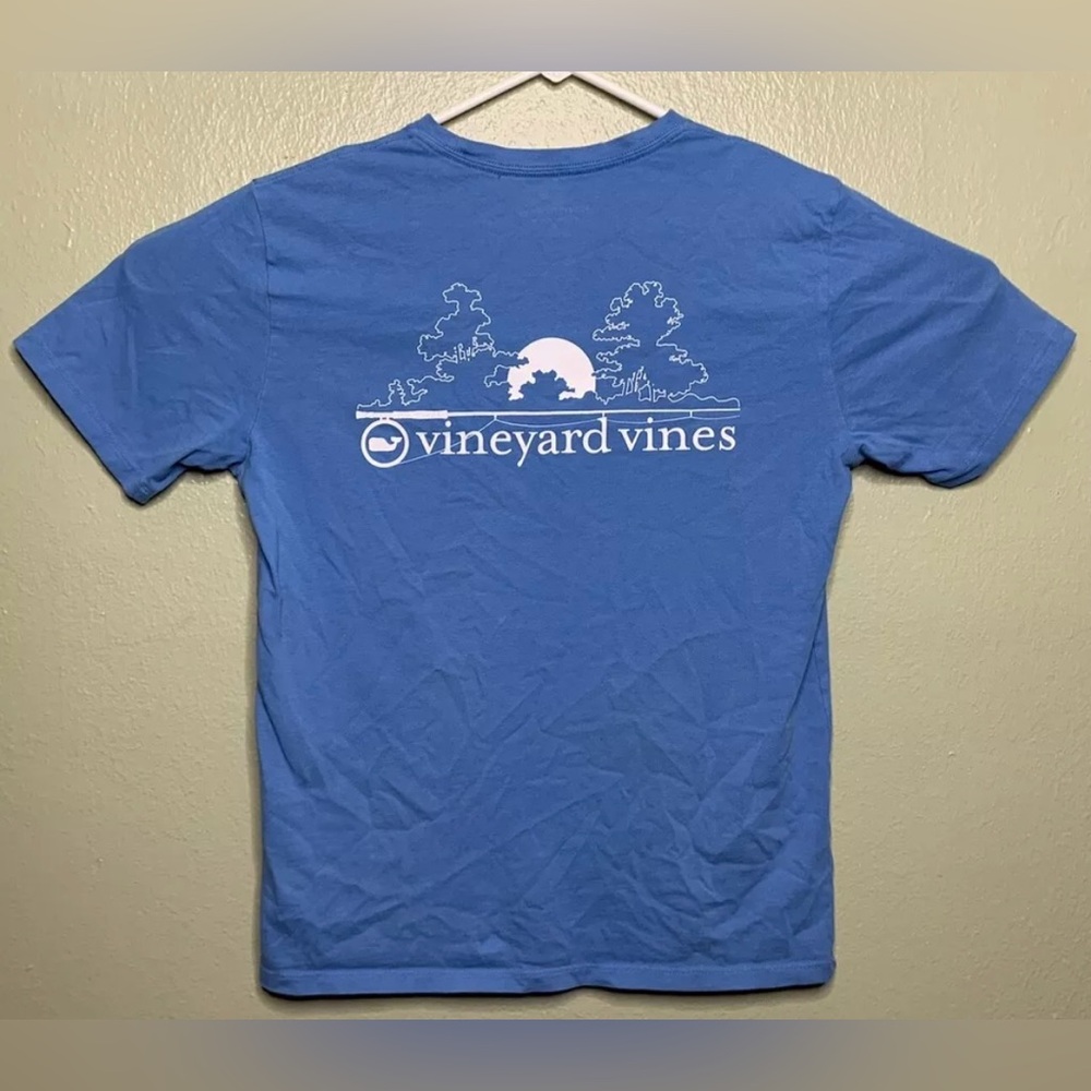 Vineyard Vines Mens Size Small Light Blue Fishing Moon Logo Pocket Graphic Shirt
